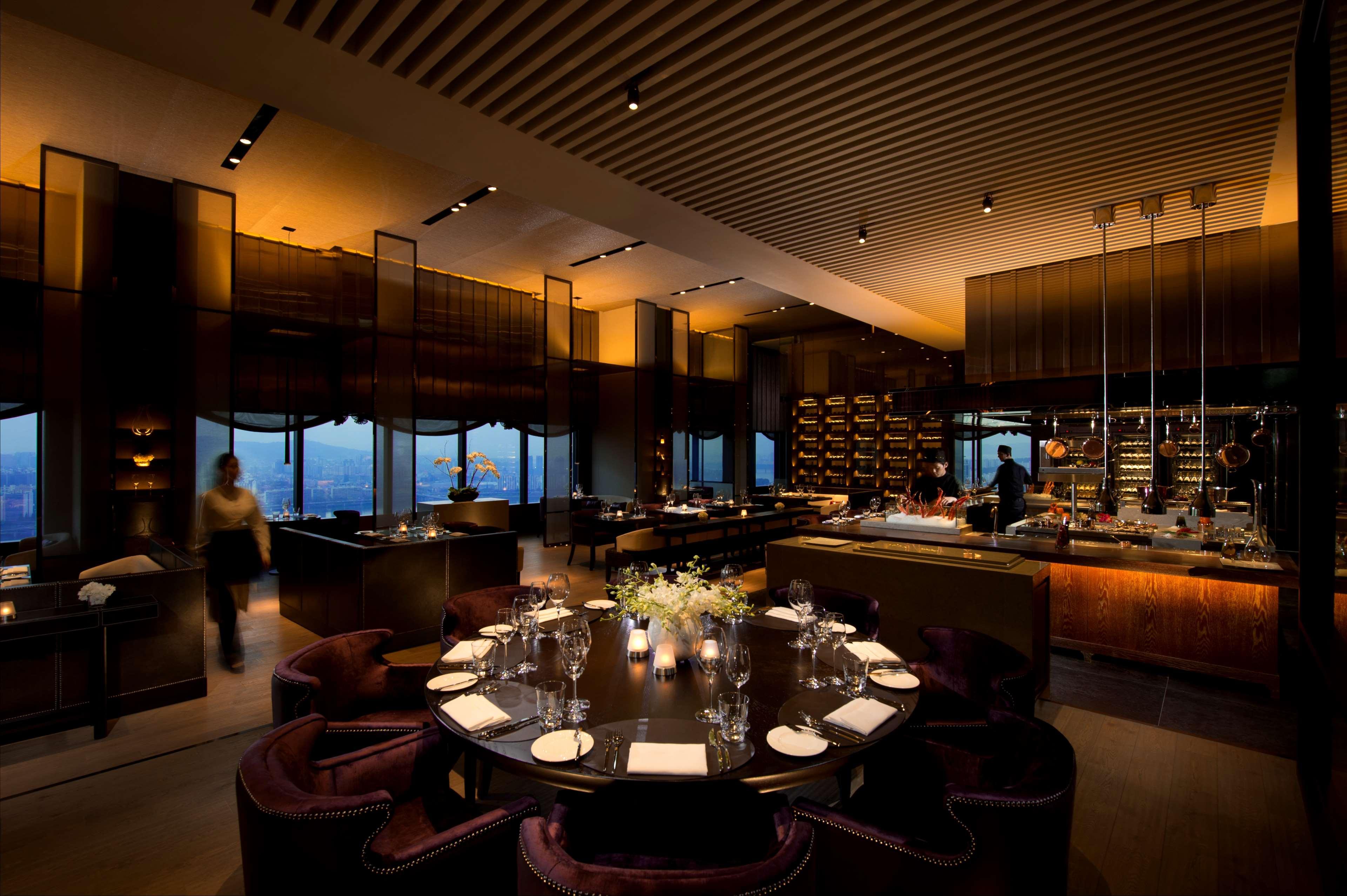 โรงแรม คอนราด 5*