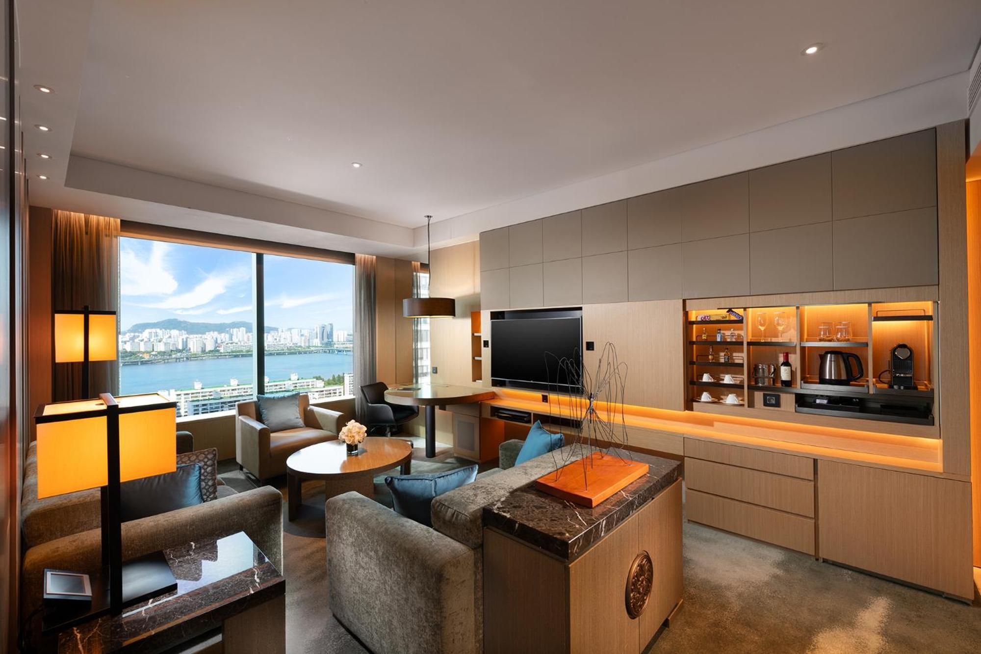 โรงแรม คอนราด