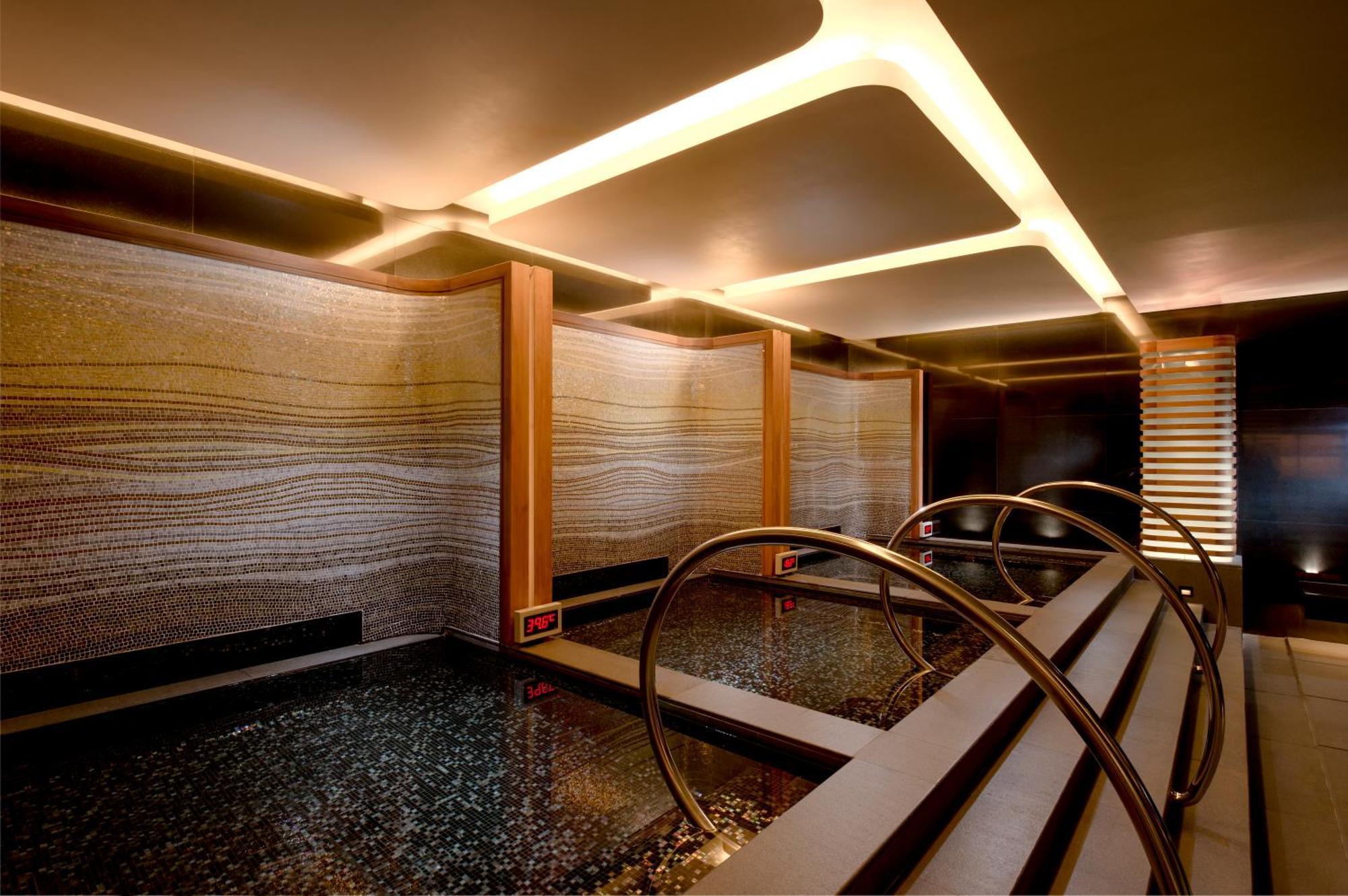 คอนราด โรงแรม 5*